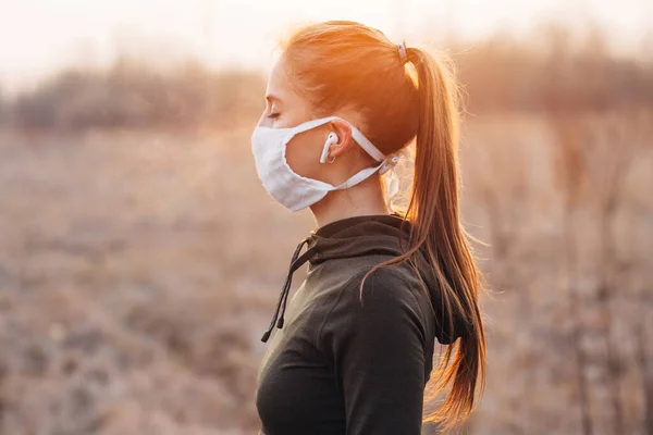 COVID-19 Pandemic Coronavirus kızı karantina sırasında dışarı çıktı.