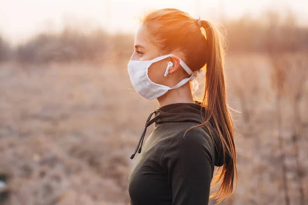 COVID-19 Pandemic Coronavirus kızı karantina sırasında dışarı çıktı.