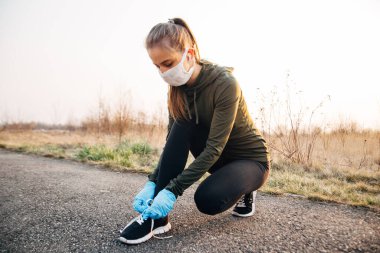 COVID-19 Pandemic Coronavirus kızı maskeli ve mavi eldivenli karantina sırasında dışarı çıktı.