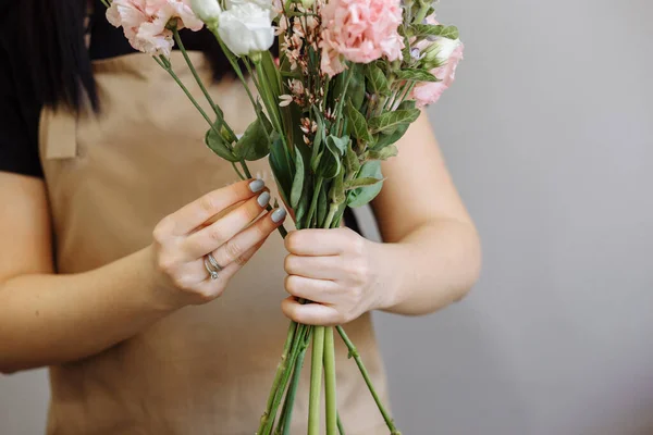 Florista Chica Delantal Arena Trabajo Crea Ramo Con Eustomas — Foto de Stock