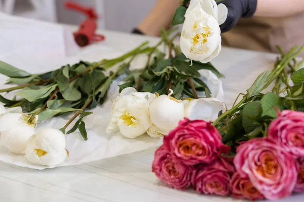 Peonías Blancas Rosas Rojas Una Florería — Foto de Stock