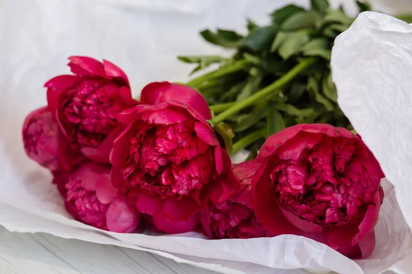 Peonías Rojas Yacen Sobre Mesa Floristería — Foto de Stock