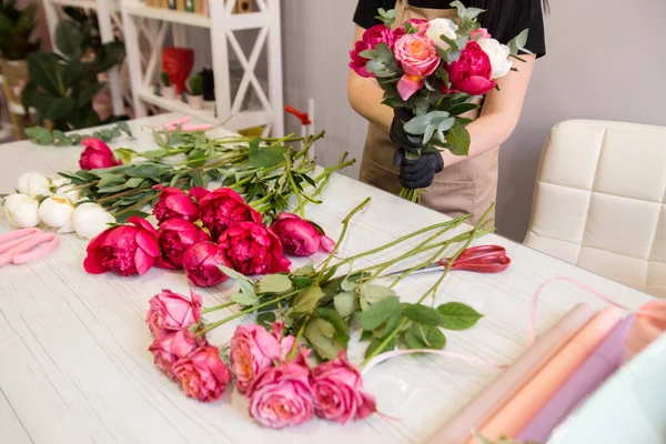 Peonías Rojas Yacen Sobre Mesa Floristería — Foto de Stock