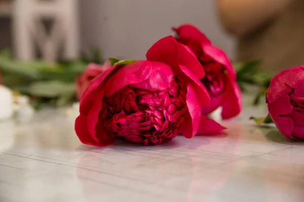 Peonías Rojas Yacen Sobre Mesa Floristería — Foto de Stock