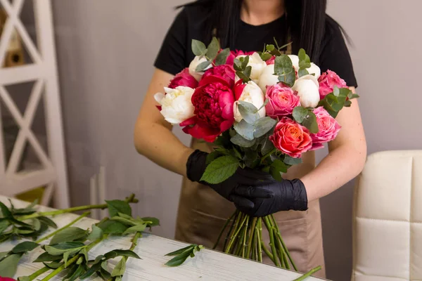 Florista Guantes Negros Crea Ramo Peonías Rojas — Foto de Stock