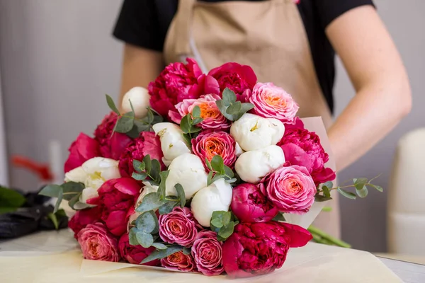 Florista Guantes Negros Crea Ramo Peonías Rojas — Foto de Stock