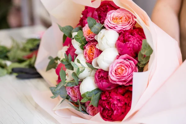 Hermoso Ramo Peonías Rojas Blancas Rosas Una Tienda Flores — Foto de Stock