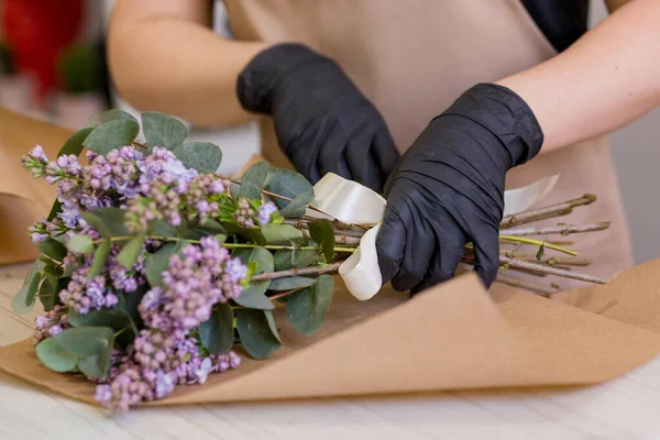 Lila Las Manos Una Florista Que Crea Ramo Una Floristería — Foto de Stock