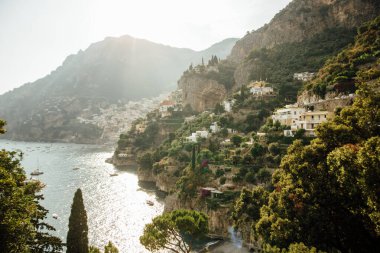 İtalya 'nın güzel şehri Positano' da kayaların üzerine evler ve oteller inşa edildi.