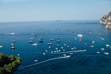 İtalya 'nın güzel şehri Positano' da kayaların üzerine evler ve oteller inşa edildi.