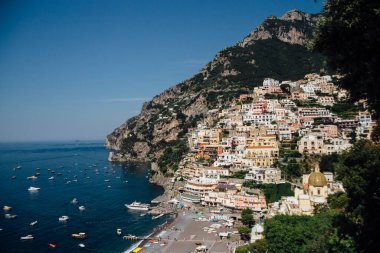 İtalya 'nın güzel şehri Positano' da kayaların üzerine evler ve oteller inşa edildi.