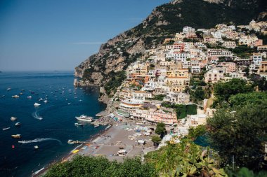 İtalya 'nın güzel şehri Positano' da kayaların üzerine evler ve oteller inşa edildi.