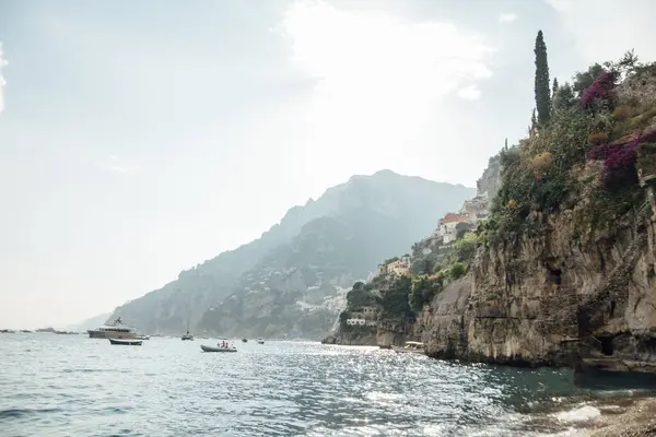 Costa Positano Itália Com Vários Iates Estacionados Perto Costa — Fotografia de Stock