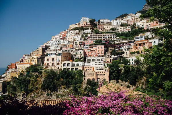 Casas Hotéis Construídos Sobre Rochas Bela Cidade Positano Itália — Fotografia de Stock