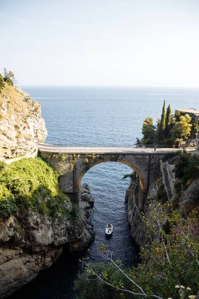 Paisaje Hermoso Lugar Italia Amalfi Furore Puente Piedra Sobre Mar — Foto de Stock