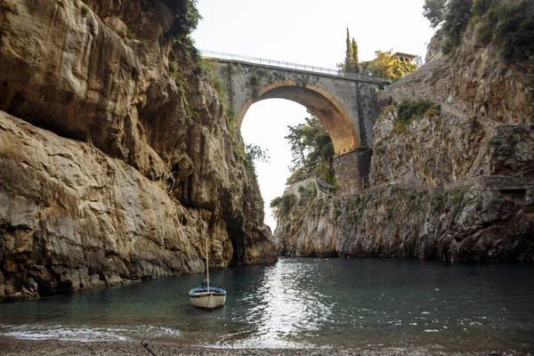 Τοπίο Ένα Όμορφο Μέρος Στην Ιταλία Αμάλφι Furore Πέτρινη Γέφυρα — Φωτογραφία Αρχείου