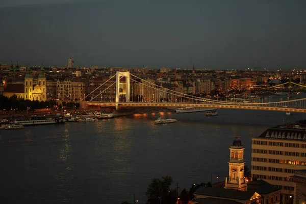 Noční Pohled Město Budapešť Dunaji Kterém Lodě Osvětleným Mostem Parlamentní — Stock fotografie