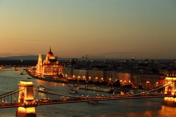 Éjszakai Kilátás Budapest Városára Dunán Amelyen Kivilágított Híddal Parlamenttel Rendelkező — Stock Fotó