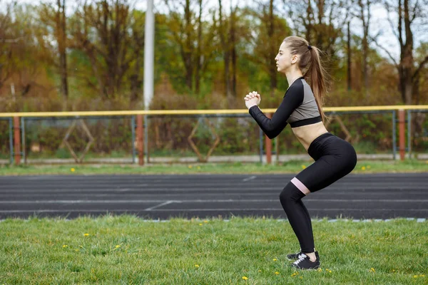 Krásná Dívka Zasnoubena Fitness Gumičkou Ulici Stadionu — Stock fotografie