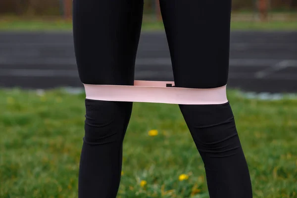 Sokaklarda Spor Yapan Bir Kızın Bacaklarında Spor Lastiği — Stok fotoğraf