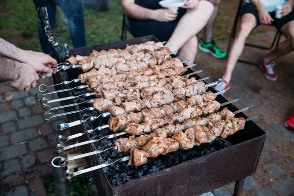 Apetyczny kebab jest przygotowany na grilla w lesie — Zdjęcie stockowe