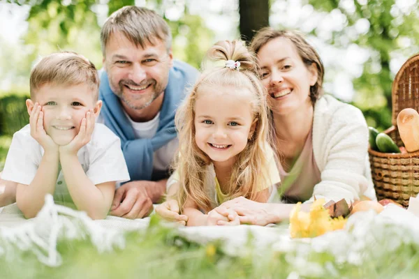Piknik sırasında parkta çekilmiş aile fotoğrafı..