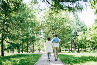 Orta yaşlı evli bir çift parkta birlikte yürüyor..