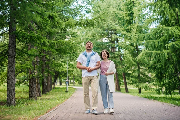 Ehepaar spaziert im Sommer im Park. — Stockfoto