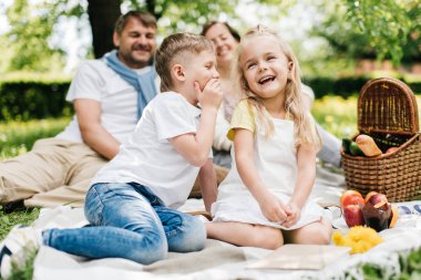 Çocuklar aileleriyle vakit geçirmek için birbirlerine şakalar yapıyorlar..