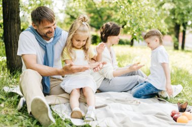 Baba ile kızı parkta oynarken.