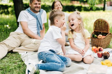 Küçük kardeş kız kardeşine sırlarını anlatıyor..