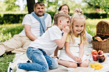 Küçük kardeş kız kardeşine sırlarını anlatıyor..