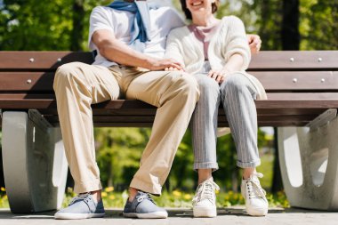 Orta yaşlı bir çift parkta dinleniyor..