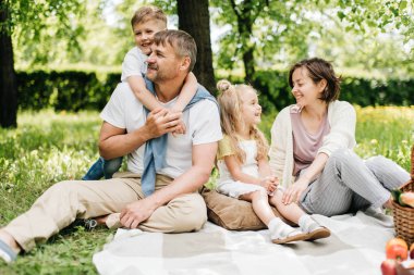 Piknikteki mutlu bir ailenin portresi..