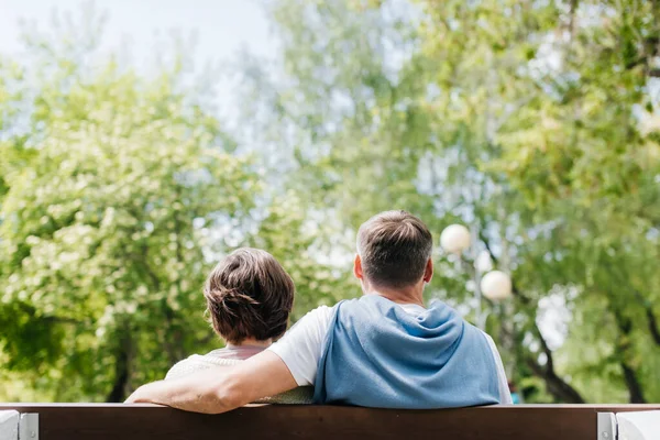 Ehepaar mittleren Alters spaziert lächelnd durch den Park. — Stockfoto