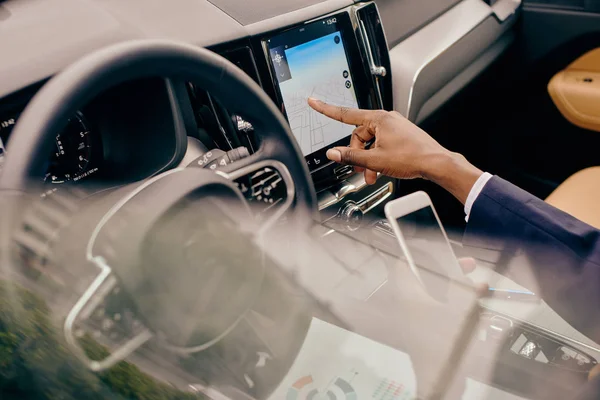 Primo piano di un uomo che usa lo schermo digitale in auto . — Foto Stock