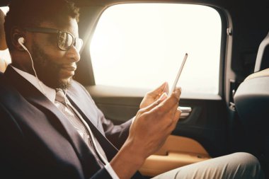 İşadamı iş ile ilgili konuşmaları tablette yapıyor..