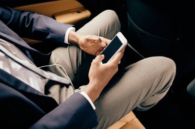 Arabadaki adamın telefonunu kullanarak yakınlaş..