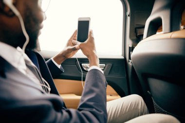 Arabanın içinden fotoğraf çeken bir adam..