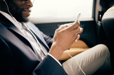 Arabada iPod karıştırıcı kullanan bir adam var..