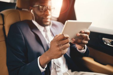 İşadamı iş ile ilgili konuşmaları tablette yapıyor..