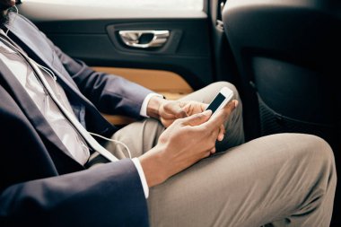 Arabada telefonuyla uğraşan bir adama yaklaş..