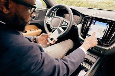 Arabadaki farklı cihazları kullanan bir sürücüyü kapat.