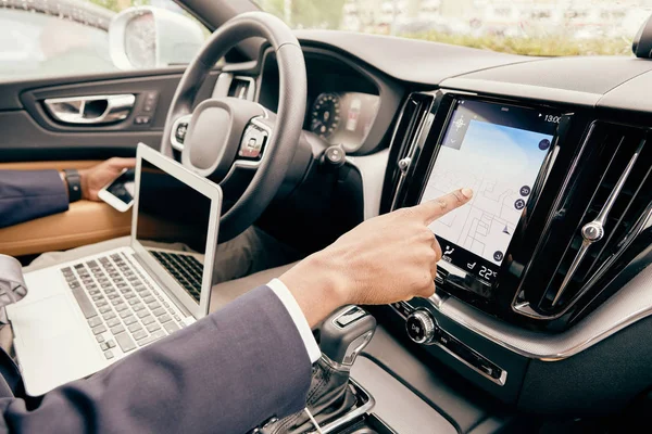 Primo piano di un conducente utilizzando diversi dispositivi che ha in auto . — Foto Stock