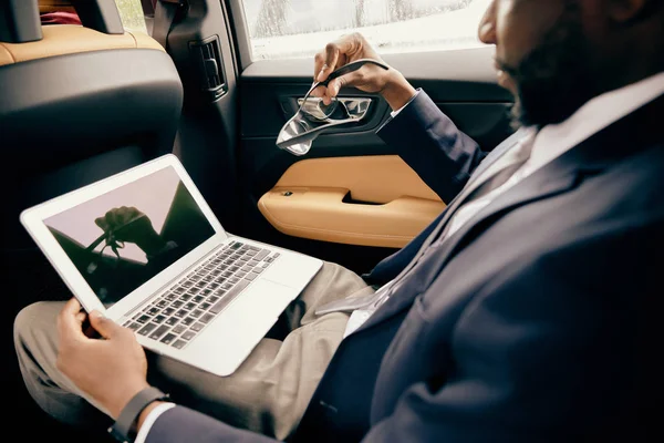 Primo piano di un uomo d'affari che guarda lo schermo del portatile . — Foto Stock