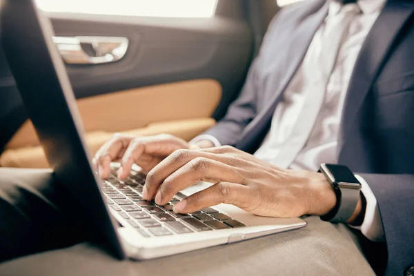 Close-up van een zakenman typen op de laptop. — Stockfoto
