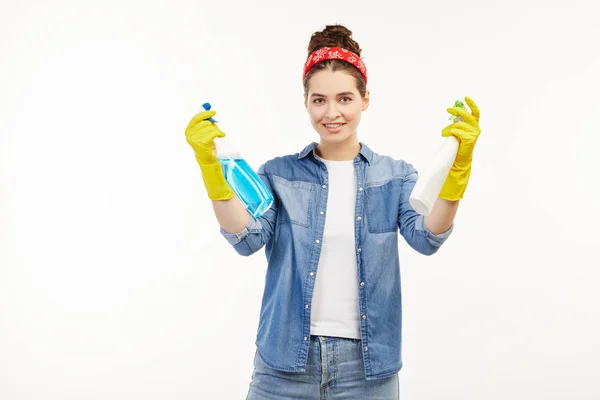 Όμορφη γυναίκα στη δουλειά-φορούν είδη καθαρισμού παραθύρων. — Φωτογραφία Αρχείου