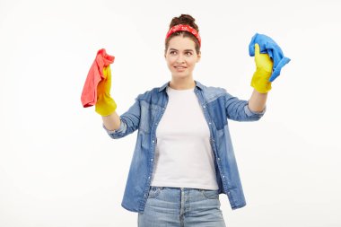 İş giyim güzel kadın farklı renkli paçalar kullanır.