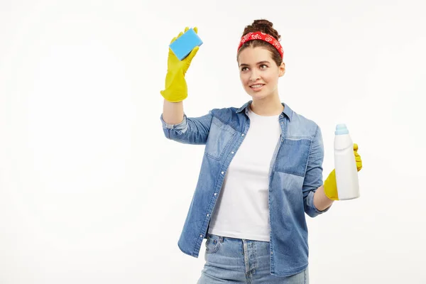 Csinos nő a munka-kopás használ ablak tisztítószerek. — Stock Fotó
