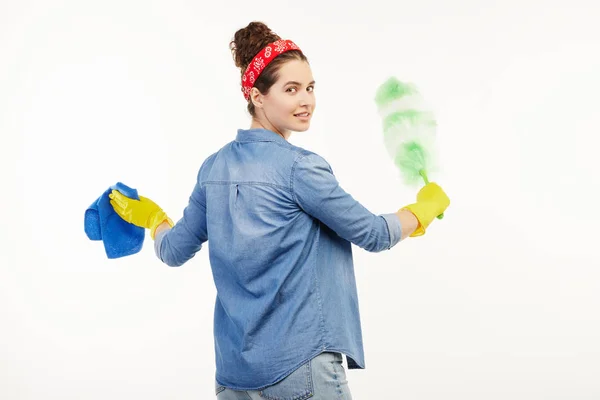 İş giyim güzel kadın toz temizleme malzemeleri kullanır. — Stok fotoğraf